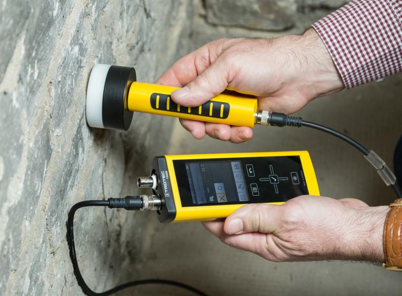 Messung der Bauteilfeuchte mit einer Mikrowellensonde